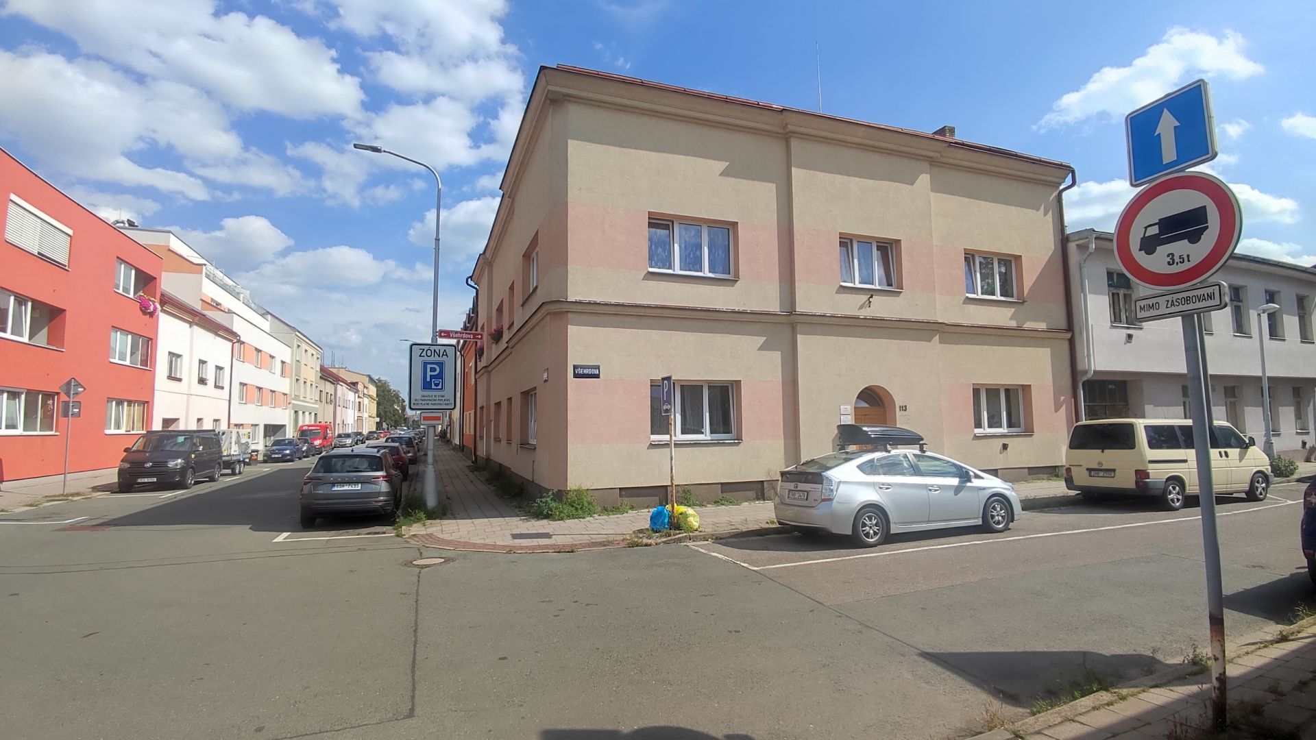 pronajem_12_kancelari_36m2_v_hradci_kralovevsehrdova_ul.