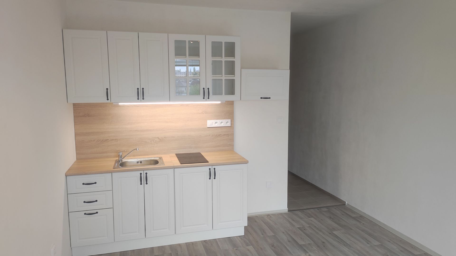 Pronájem bytu 1+0 (30m2), rekonstrukce, H.Králové -E. Beneše - titulní obrázek